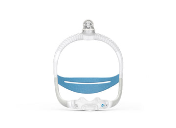 منظر أمامي لقناع ResMed AirFit N30i بحاضنة أنفية لجهاز CPAP